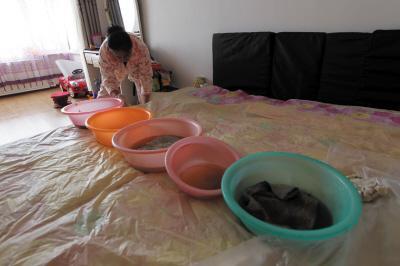 利津楼上漏水，住户失联，小区没物管，业主维权难！律师来支招……